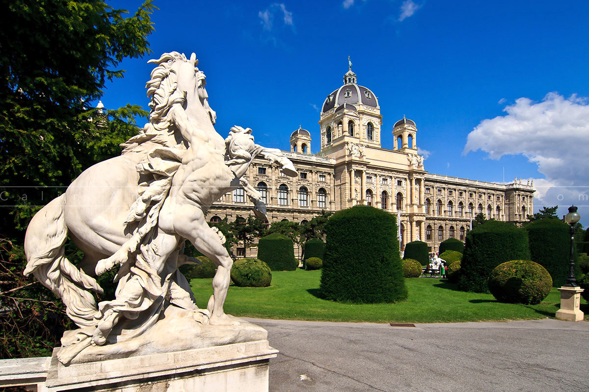 Natural History Museum in Vienna, park with fountain - Wien