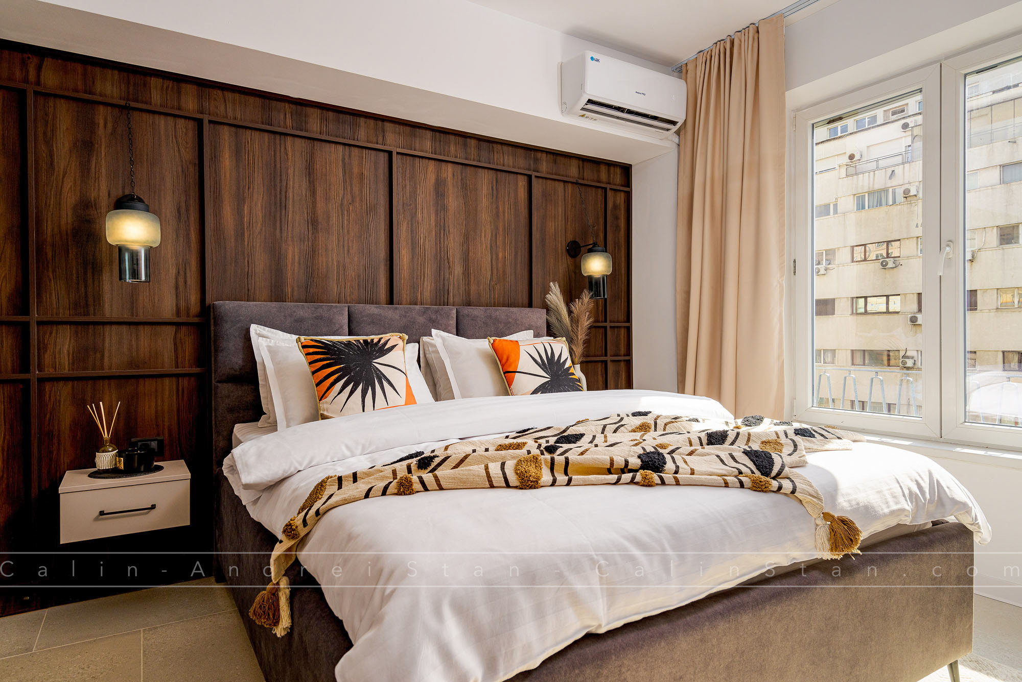 Dormitorul unui apartament AirBNB fotografiat în București de Călin Stan