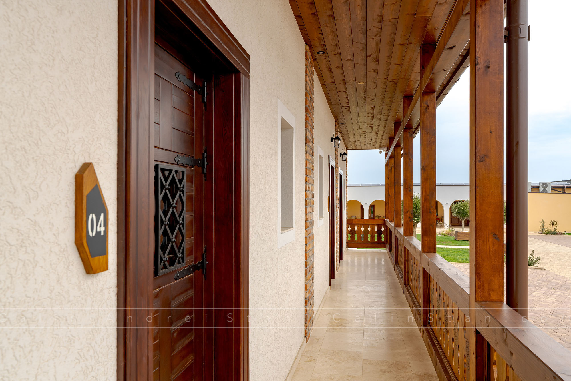 Crama Licorna – fotografii care surprind eleganța vinului, arhitectura locului și atmosfera din Dealul