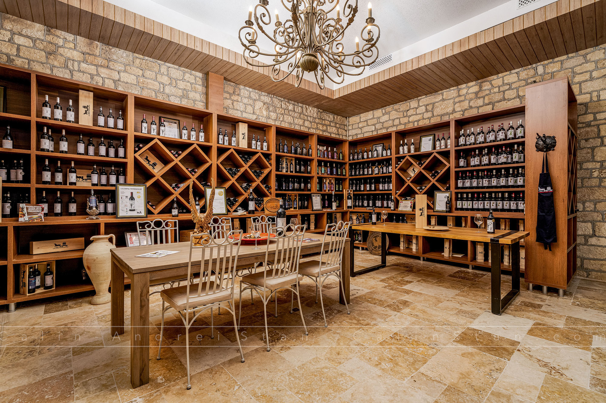 Crama Licorna – fotografii care surprind eleganța vinului, arhitectura locului și atmosfera din Dealul