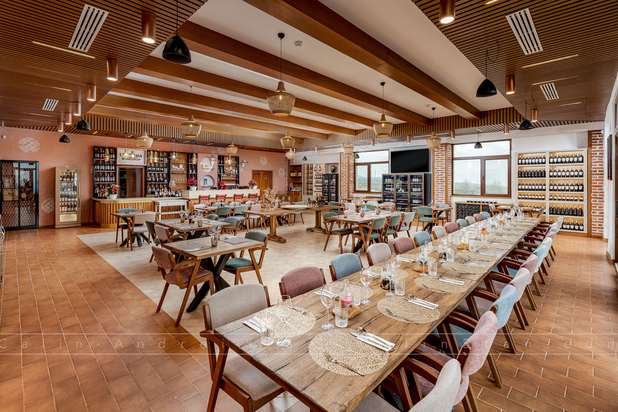 Crama Licorna – fotografii care surprind eleganța vinului, arhitectura locului și atmosfera din Dealul