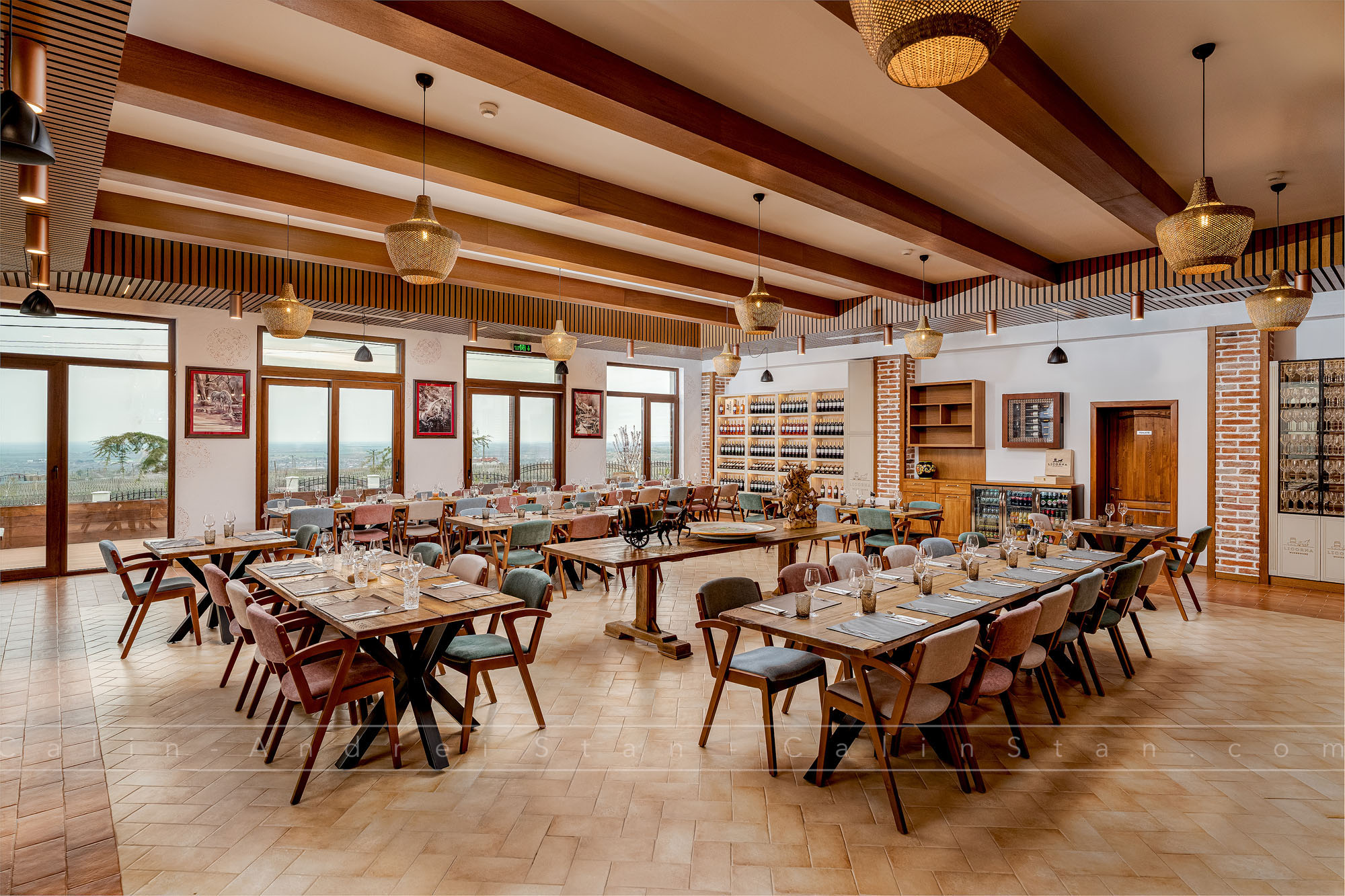 Crama Licorna – fotografii care surprind eleganța vinului, arhitectura locului și atmosfera din Dealul